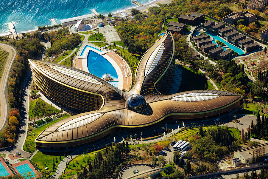 Мрия Резорт & СПА (Mriya Resort & SPA) - пятизвездочный ялтинский курортный комплекс, принадлежащий Сбербанку России. Комплекс открылся в августе 2014 года, в нем более 400 номеров премиум-класса, а также несколько вилл.
