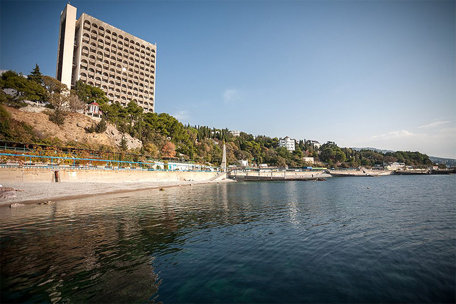 Санаторий "Ай-Петри", расположенный в центре курортного поселка Мисхор, также попал под санкции "за поддержку попыток России интегрировать Крымский регион Украины путем частных инвестиций и частных проектов".