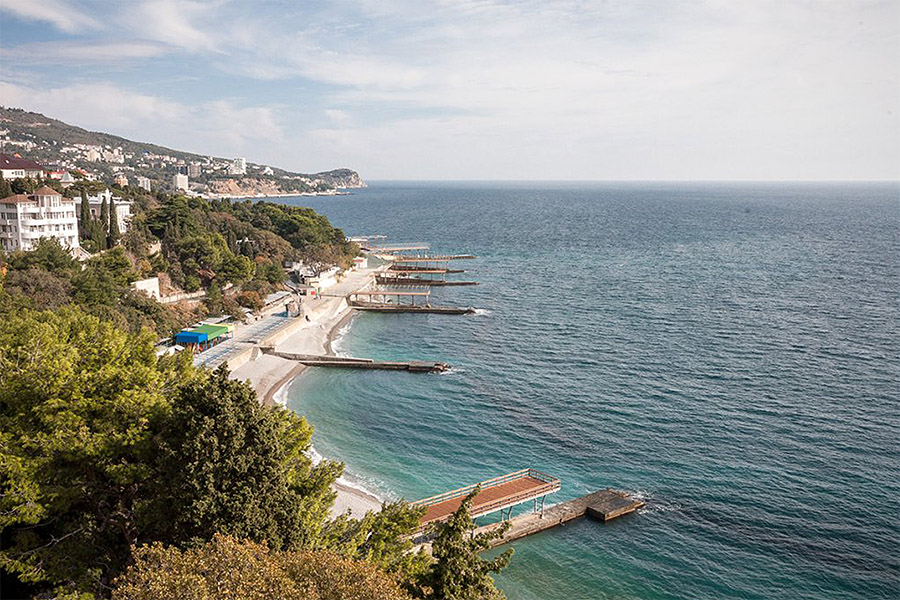 Санаторий способен принять 800 гостей и имеет пляж длиной 350 метров. К услугам посетителей предлагаются СПА и специальные лечебные программы.