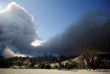 Жители наблюдают за облаком дыма в Малибу, Калифорния