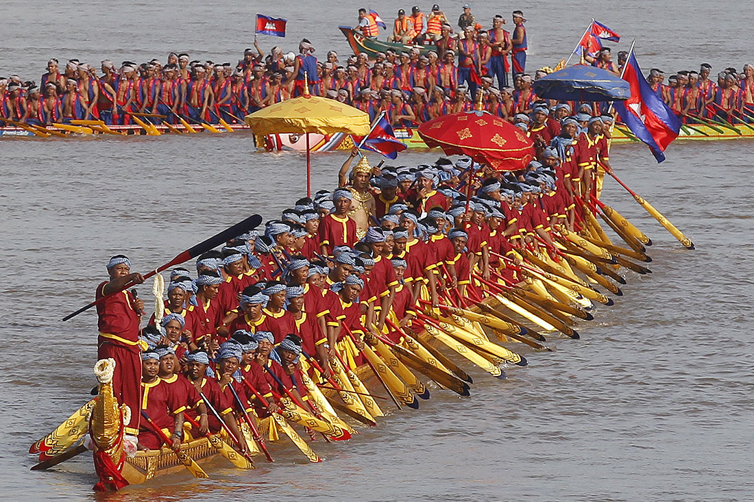 В Камбодже построили самую длинную лодку-дракона. Рекорд, установленный предыдущей лодкой-драконом, побит: длина новой лодки 87,3 метра, и она способна вместить 179 человек.