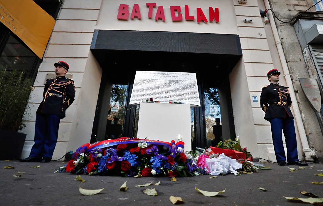 Памятные мероприятия в третью годовщину терактов в Париже. Вечером 13 ноября 2015 года террористы совершили серию нападений на улицах в Париже, в концертном зале "Батаклан" и возле стадиона "Стад де Франс". В результате терактов погибли 130 человек.