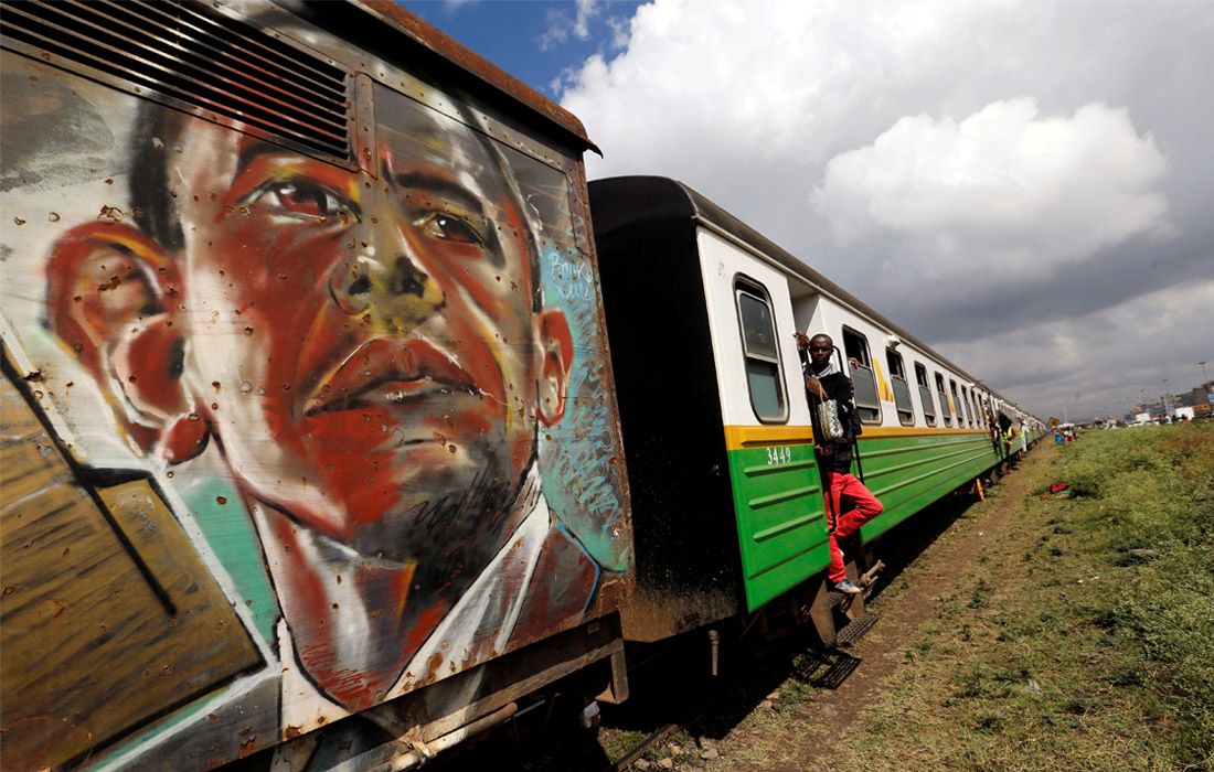 Портрет бывшего президента США Барака Обамы, нарисованный на вагоне пригородного поезда в Найроби, Кения