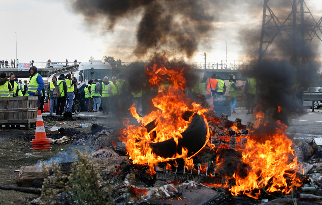 В ряде французских городов возобновились масштабные акции протеста против повышения цен на топливо. Участники французского общественного движения "Желтые жилеты" блокируют подъезды к складу нефтепродуктов в Фос-сюр-Мер неподалеку от Марселя. Массовые акции против повышения цен на топливо начались в субботу, в них приняли участие около 300 тыс. человек.