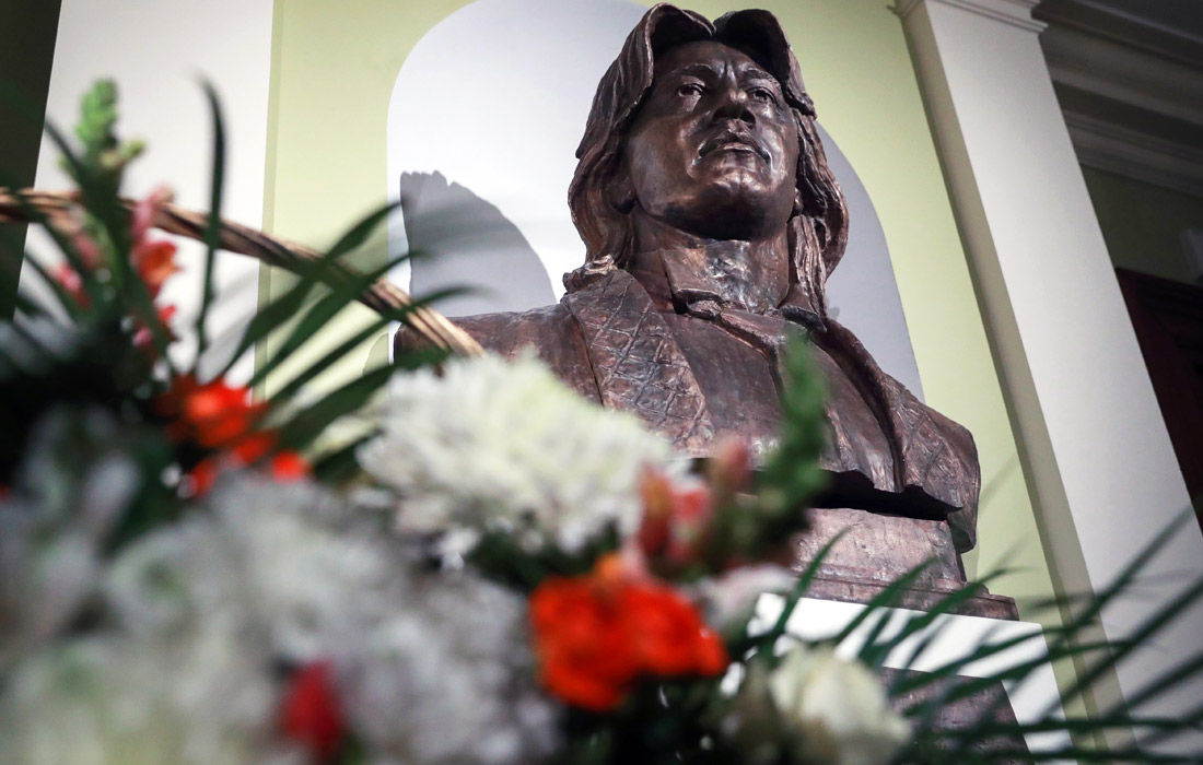 Бронзовый бюст оперного певца Дмитрия Хворостовского представили в Москве. Скульптура установлена в фойе музыкального театра "Геликон-опера". Хворостовский скончался 22 ноября в Лондоне на 56 году жизни после двух с половиной лет борьбы с раком мозга.