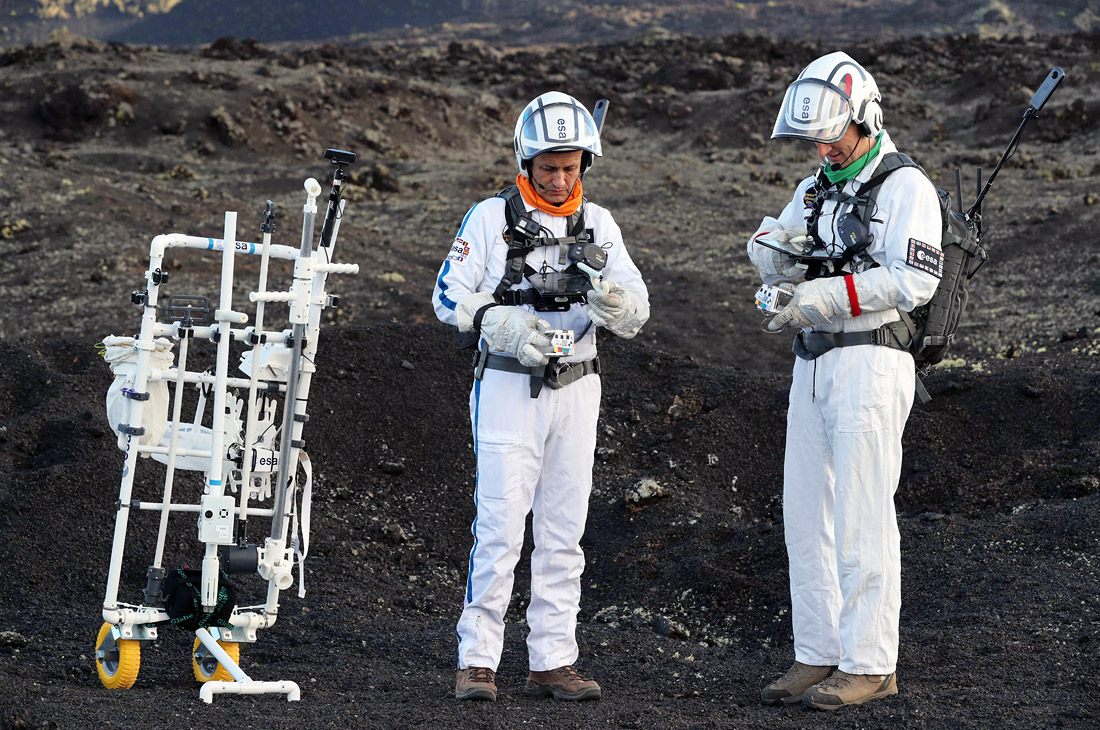 Европейское космическое агентство провело испытания с использованием роботов и другого космического оборудования на вулкане Тингуатон на Канарских островах. Цель опытов выяснить, как можно использовать оборудование через 10 лет во время космической миссии на луне.