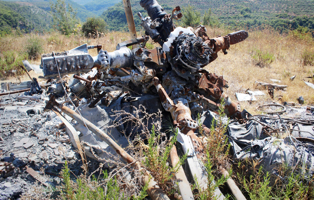 Следственный комитет впервые опубликовал кадры с места крушения самолета Су-24М и вертолета Ми-8 спасательной группы в Сирии. Российский бомбардировщик Су-24, выполнявший задачу по борьбе с террористами в Сирии, был сбит турецкими ВВС в конце ноября 2015 года. Летчику и штурману удалось катапультироваться, однако, пилот самолета Олег Пешков был расстрелян с земли местными боевиками. Также во время спасательной операции погиб морпех Александр Позынич. Штурмана Константина Мурахтина удалось спасти.