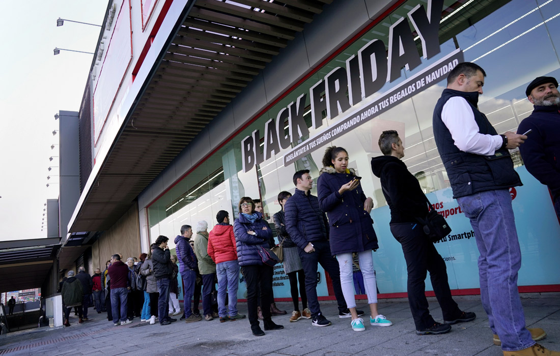 Жители испанского города Баракальдо в ожидании начала распродаж