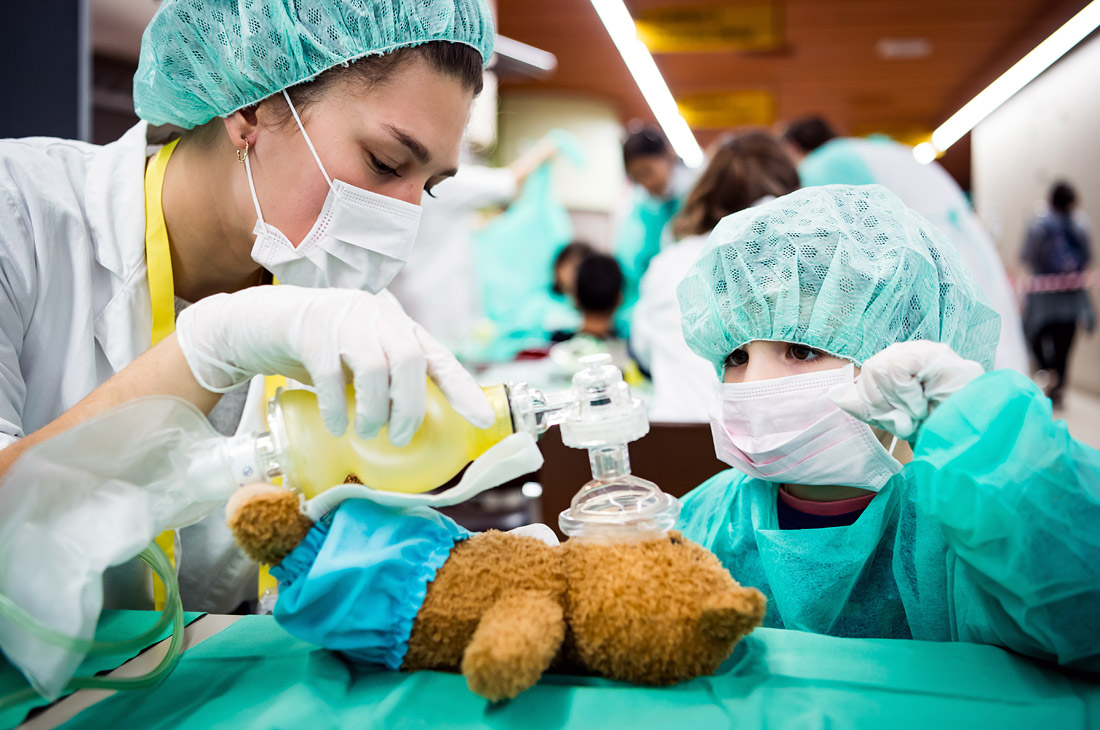 Международный проект Teddy Bear Hospital, целью которого является избавление детей от страха перед врачами и медицинскими манипуляциями.  Лозанна, Швейцария.