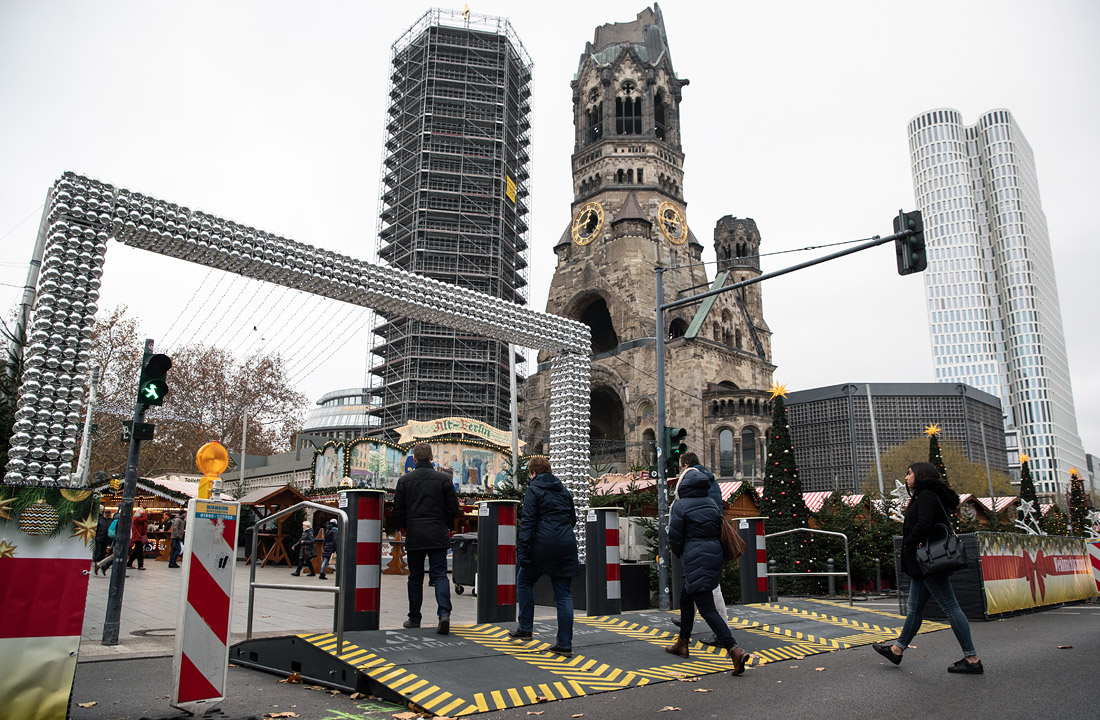 Усилены меры безопасности на рождественских ярмарках в Германии. Два года назад площадь Брайтшайдплац стала местом террористического нападения, в результате которого погибли 12 человек.