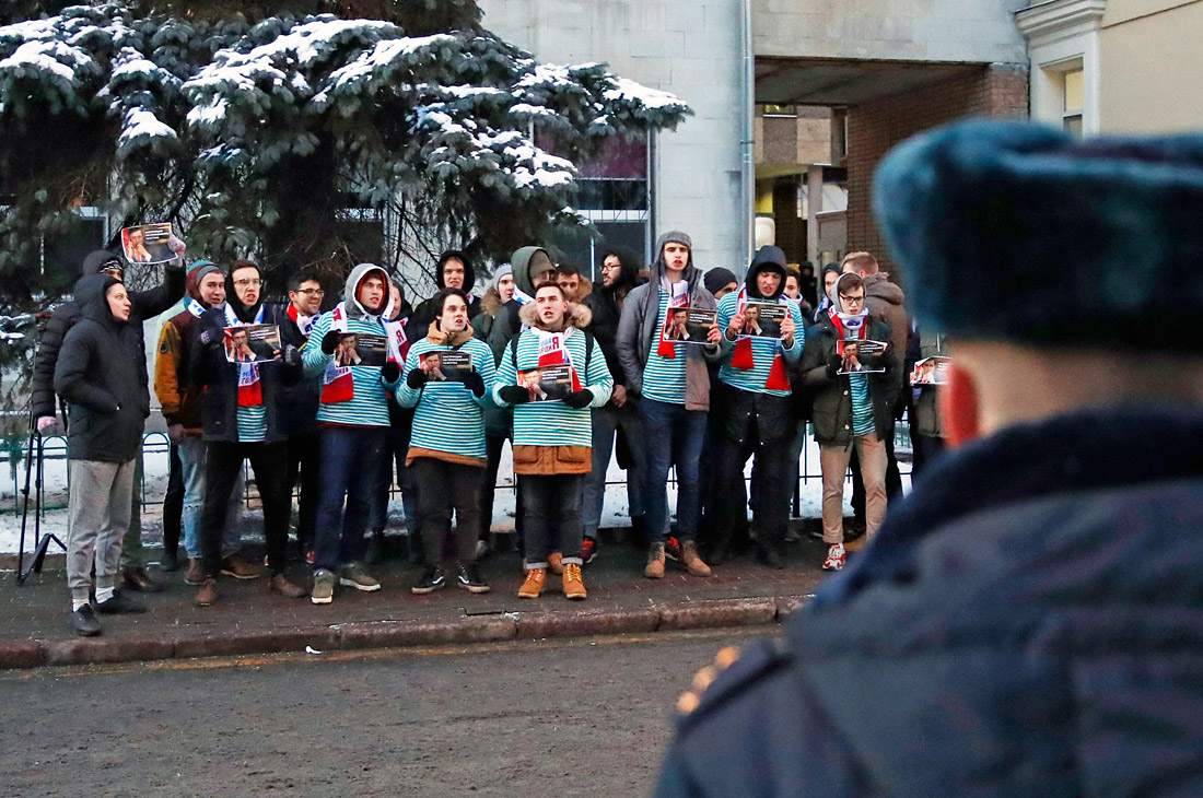 Активисты "Молодой Гвардии" во время акции у посольства Украины в Москве с требованием прекратить провокации в Азовском море