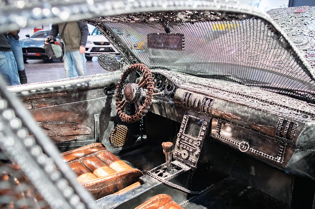 На автосалоне Essen Motor Show представили автомобиль Porsche GT3 RS, собранный из 20 тысяч металлических деталей