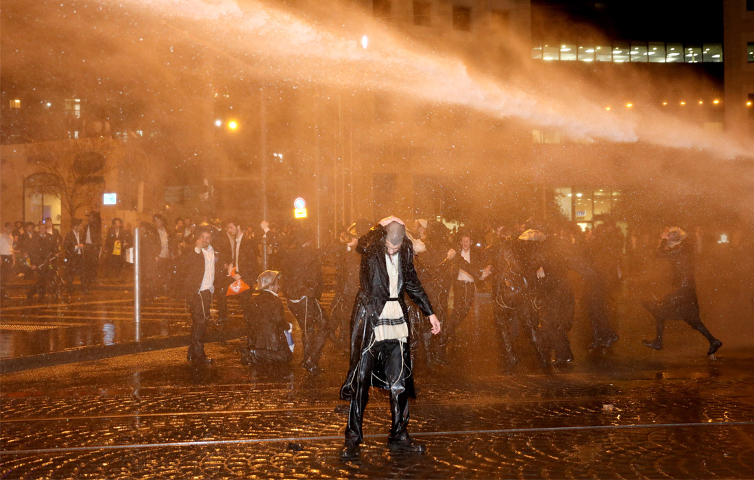 Полиция Израиля разогнала массовый протест ультраортодоксальных евреев, которые недовольны призывом в армию представителей их общин