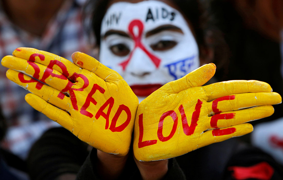 В индийском городе Чандигарх проходит акция, посвященная Всемирному дню борьбы со СПИДом, который отмечается ежегодно 1 декабря с целью повышения глобальной осведомленности о болезни