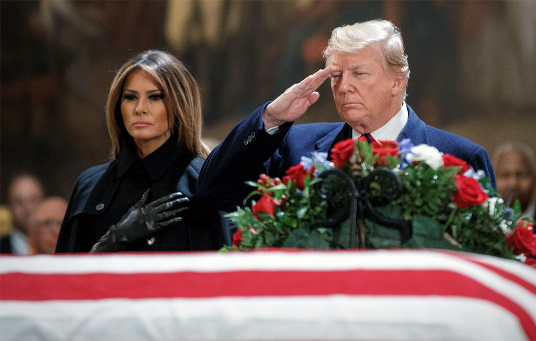 Церемонию прощания посетили президент США Дональд Трамп с женой Меланией