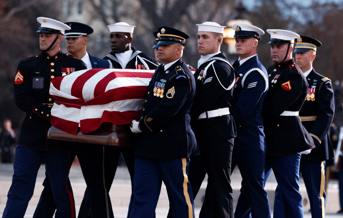 Гроб с телом 41-го президента США Джорджа Буша – старшего доставили в Вашингтон на борту президентского самолета