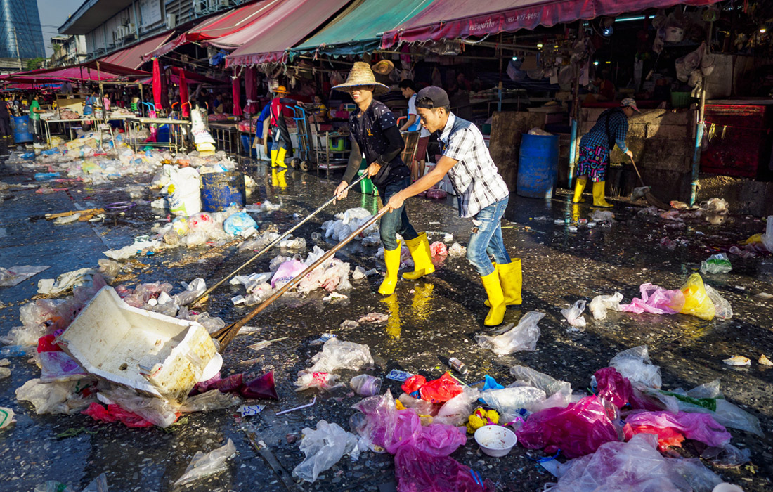 4        .  :     Khlong Toei Market  .