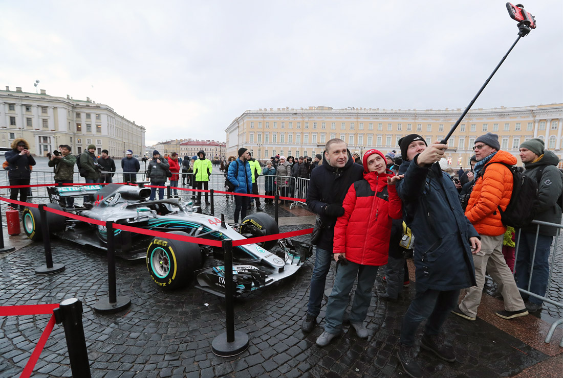 Чемпионские гоночные автомобили выставили на Дворцовой площади в Санкт-Петербурге в рамках Генеральной ассамблеи Международной автомобильной федерации