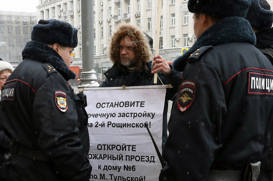 Одиночный пикет у здания мэрии в Москве