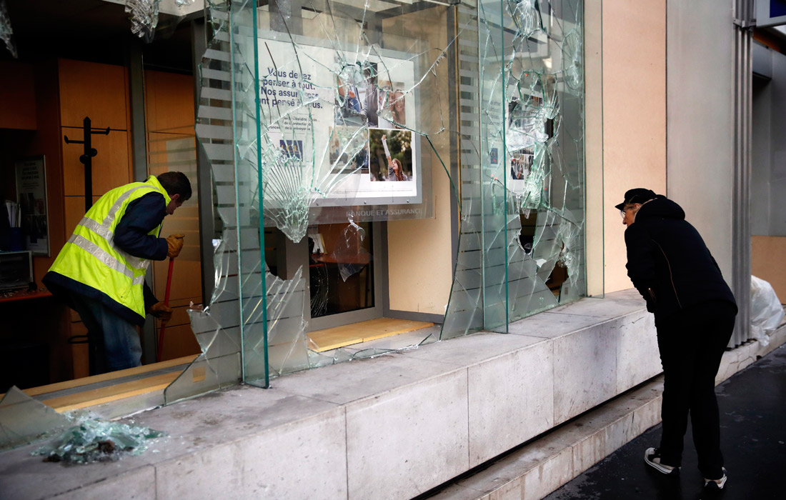 Коммунальные службы Парижа устраняют последствия беспорядков, которые произошли в ходе столкновения полиции и "желтых жилетов". С улиц города убирают осколки разбитых витрин, сломанные дорожные знаки и горы мусора. В протестах "желтых жилетов", продолжающихся по всей Франции не одну неделю, в минувшие выходные приняли участие десятки тысяч человек.