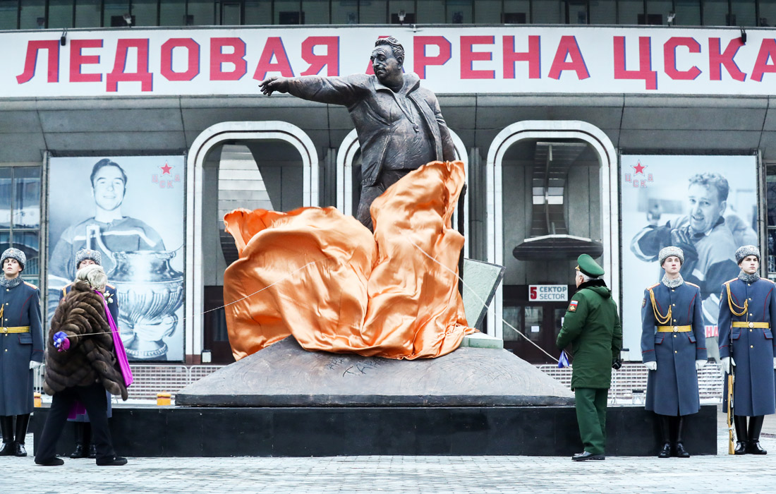 Церемония открытия памятника заслуженному тренеру СССР по хоккею Анатолию Тарасову у ледового дворца спорта ЦСКА в Москве
