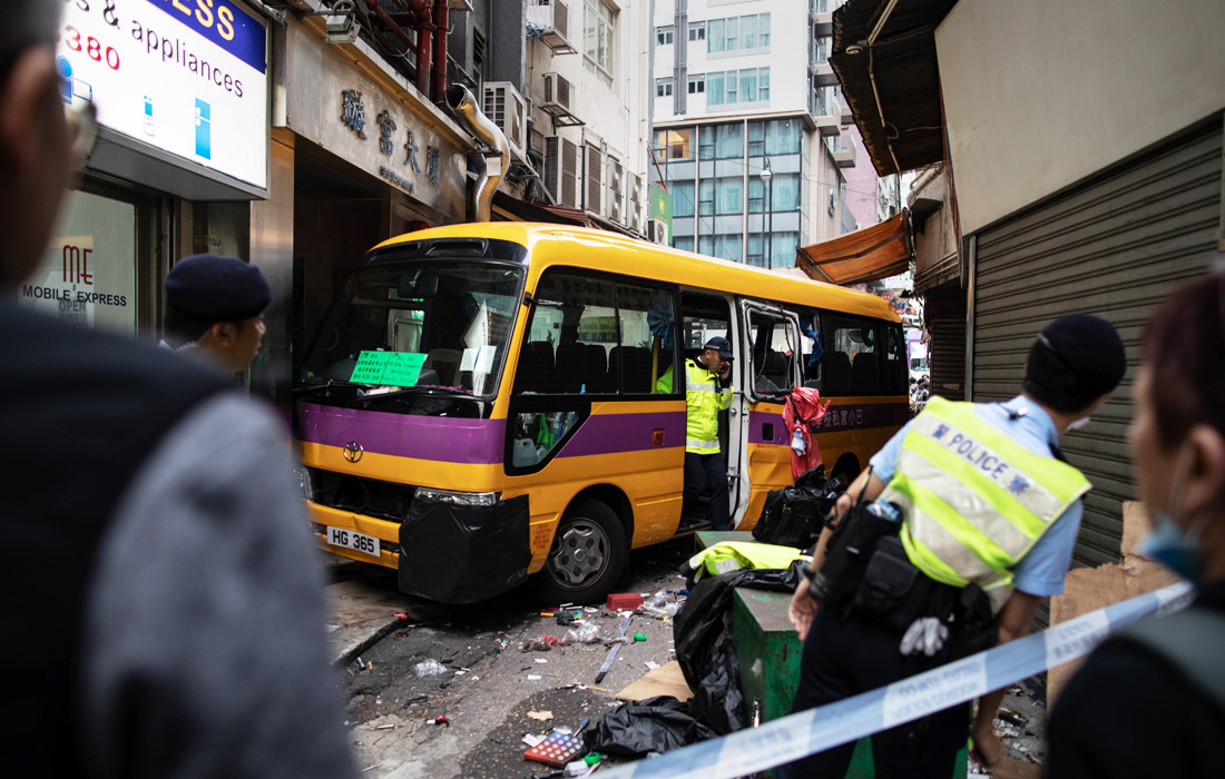 В Гонконге пустой школьный микроавтобус выкатился на тротуар и наехал на прохожих. В результате происшествия четыре человека погибли и десять получили травмы различной степени тяжести. Пострадавшим оказывается медицинская помощь, ведется расследование причин инцидента.