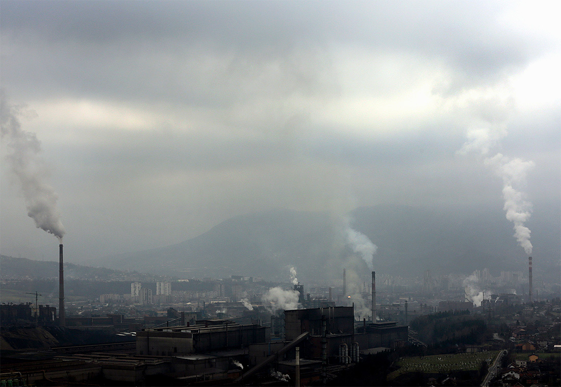 Ядовитый смог накрыл боснийский город Зеницу, который давно страдает от выбросов завода "Арселор Миттал". По сообщениям СМИ предприятие использует устаревшие системы фильтрации воздуха.
