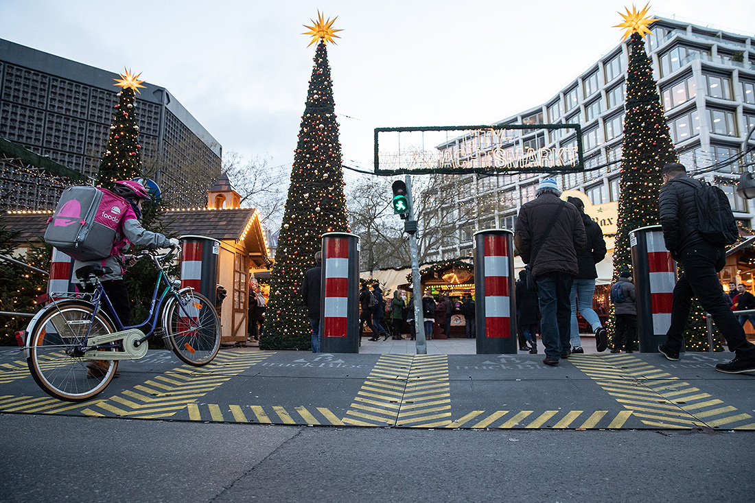 Рождественские ярмарки в Берлине открываются оборудованными защитой от несанкционированного въезда грузовиков