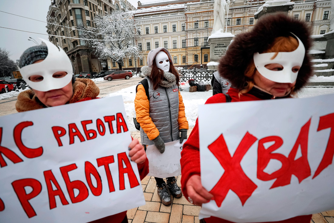 В Киеве несколько десятков активистов провели акцию в защиту прав работников секс-индустрии, призванную обратить внимание общества на проблемы, связанные с жестокостью и насилием, к которому нередко подвергаются работники сферы сексуальных услуг
