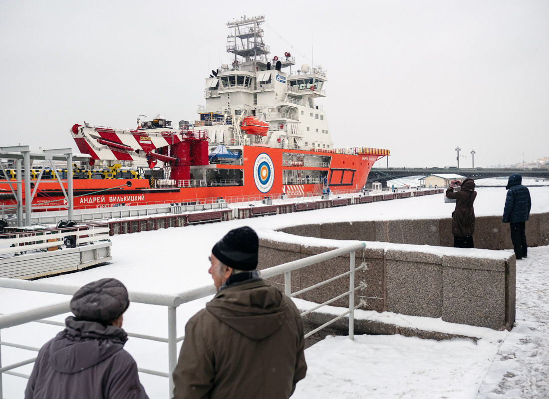 Новый российский ледокол общего назначения "Андрей Вилькицкий", пришвартованный у Английской набережной в Санкт-Петербурге. Судно получило прозвище "танцующий" за его способность за минуту выполнить полный разворот вокруг своей оси. Ледокол имеет семь этажей, вертолетную площадку, пожарную станцию и госпиталь, может двигаться по чистой воде со скоростью около 30 км/ч и преодолевать двухметровую толщу льда со скоростью более 3,5 км/ч. Судно построено по заказу компании "Газпром нефть" на Выборгском судостроительном заводе за 246 млн евро.