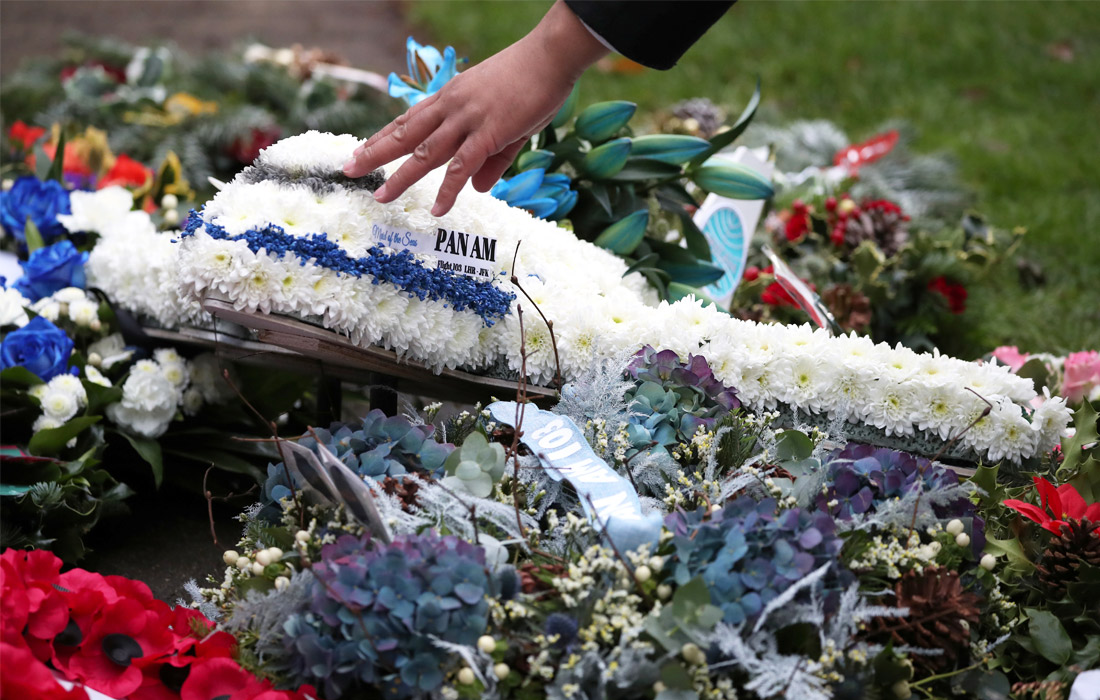 В Шотландии почтили память жертв авиакатастрофы над городом Локерби. Пассажирский "Боинг 747" авиакомпании Pan American, следовавший из лондонского аэропорта Хитроу в Нью-Йорк, был взорван над Локерби 21 декабря 1988 года. В результате теракта погибли 259 человек, находившихся на борту лайнера, а также 11 жителей города.