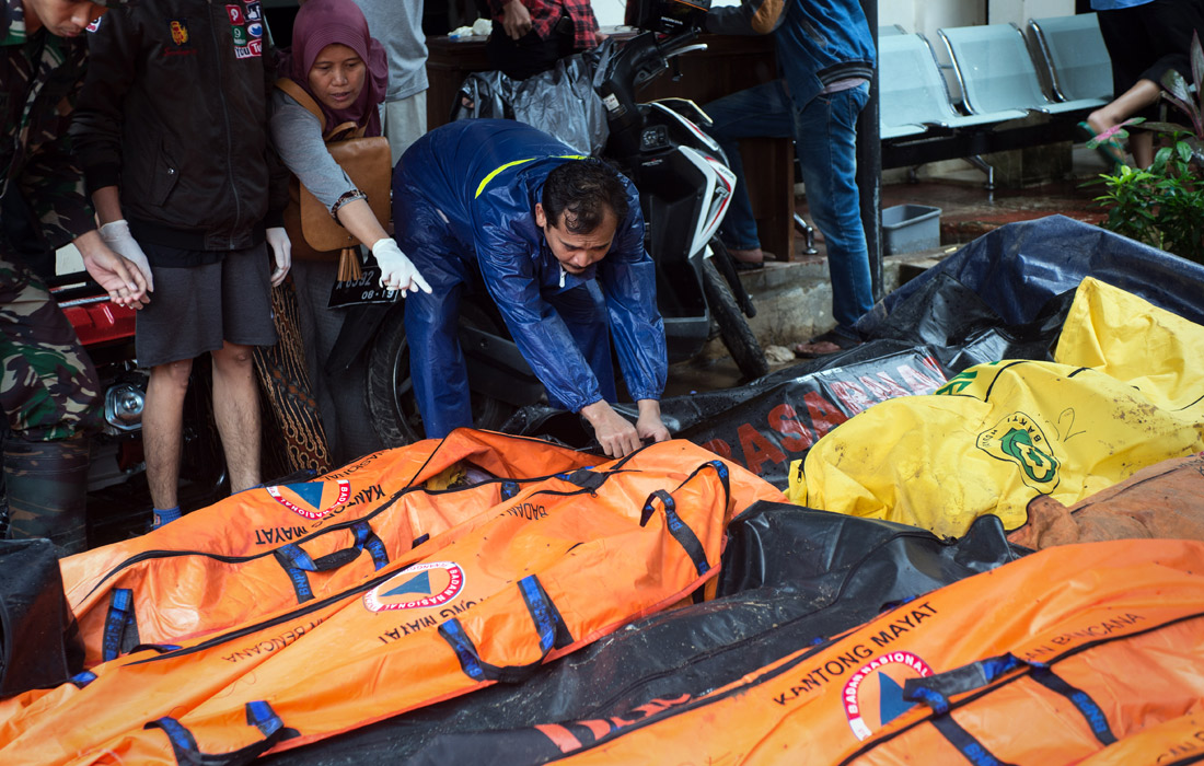 Число погибших в результате цунами в Индонезии превысило 280 человек, число пострадавших составило около 1 тыс. человек. По оценкам властей, количество жертв и пострадавших будет расти.