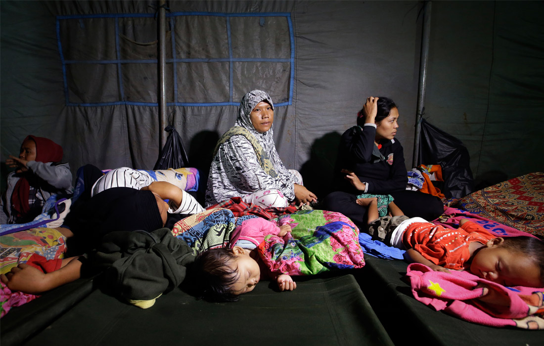 Власти Индонезии предупредили об угрозе повторных цунами. Местным жителям и туристам рекомендовано держаться подальше от береговой линии.