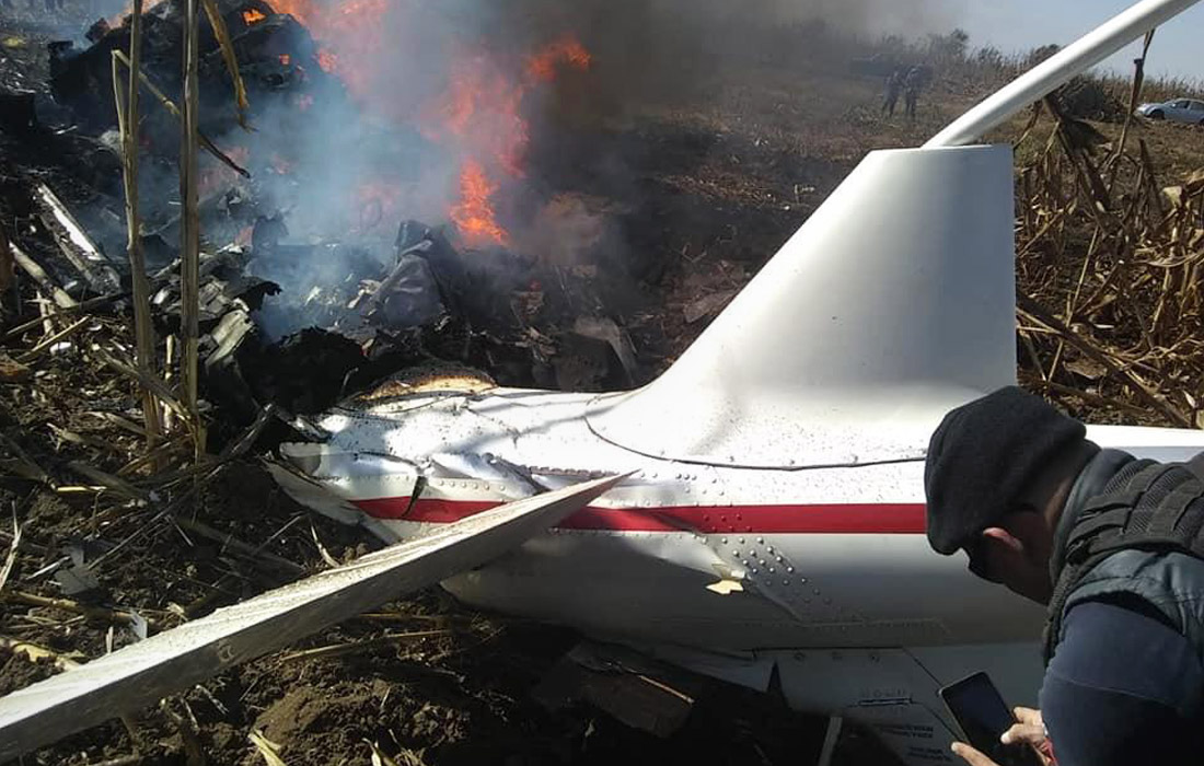 В Мексике при крушении вертолета в результате технической неисправности погибли губернатор штата Пуэбла Марта Эрика Алонсо и ее муж Рафаэль Морено Валье. Марта Эрика Алонсо занимала должность губернатора всего 10 дней. Она стала первой в истории женщиной, избранной главой штата.