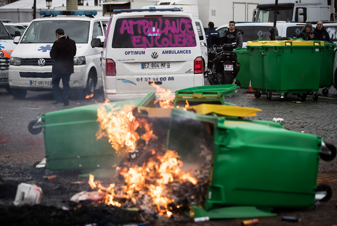 Работники cкорой помощи присоединились к протестам в Париже