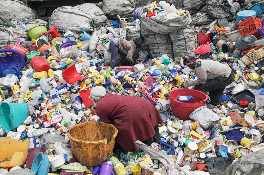 Кенийские женщины сортируют пластиковые отходы в сборочном центре в Найроби
