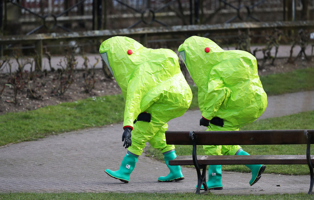 В начале марта в британском Солсбери в тяжелом состоянии были обнаружены экс-сотрудник ГРУ Сергей Скрипаль и его дочь. Британский премьер Тереза Мэй заявила в парламенте, что Скрипали были отравлены нервнопаралитическим веществом "Новичок", разработанным в России. В Москве отвергли эти обвинения. Лондон назвал исполнителями покушения на Скрипалей российских граждан Александра Петрова и Руслана Боширова, являющихся, по утверждению британских спецслужб, агентами ГРУ.