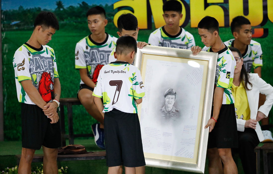 10 июля спасатели вызволили 12 членов юниорской футбольной команды и их тренера, которые больше двух недель были заблокированы в затопленной пещере на севере Таиланда. За операцией по их спасению активно следили во всех странах мира. Для эвакуации детей задействовали десятки водолазов, в том числе иностранных специалистов. На фото: школьники вместе с тренером почтили память водолаза тайского спецназа, погибшего во время спасательной операции.