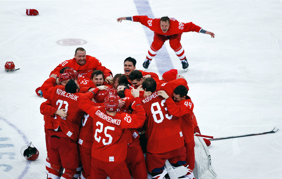 25 февраля. Сборная России по хоккею впервые за 26 лет выиграла золото Олимпиады. В финале соревнования российские хоккеисты одержали победу над сборной Германии, забросив решающую шайбу в овертайме - 4:3. Команду привел к триумфу главный тренер Олег Знарок.