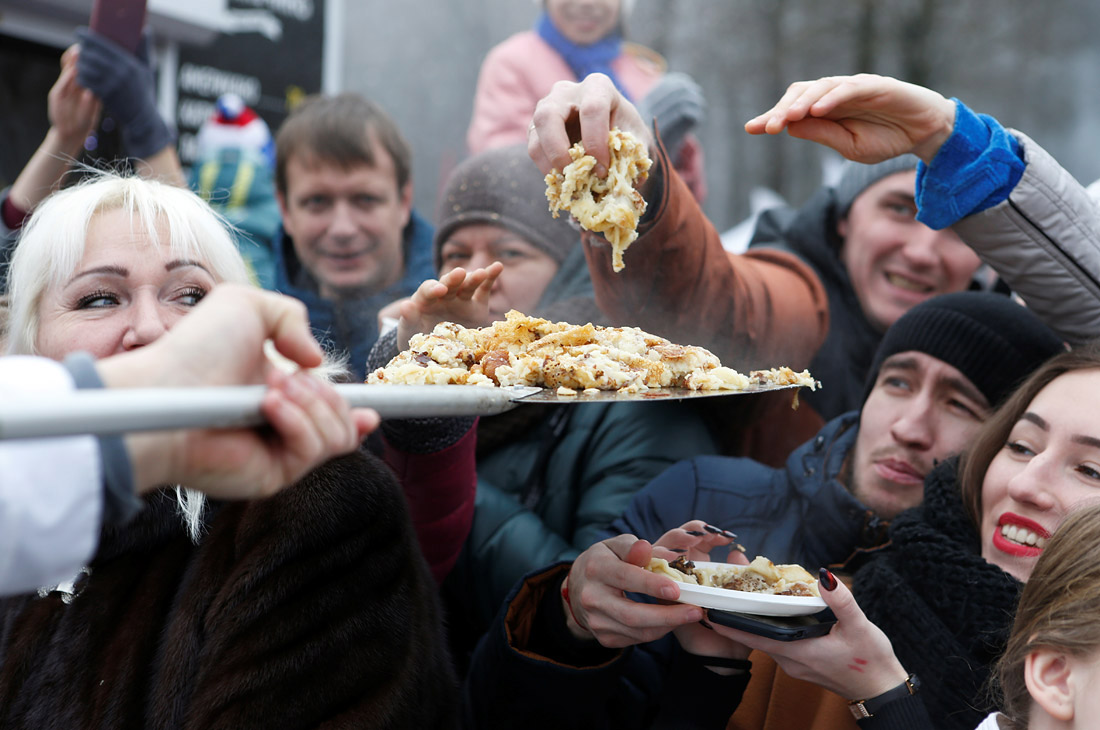 18 февраля массовыми народными гуляньями завершился один из самых веселых праздников в году, широко отмечаемый по всей стране. В Ставрополе отмечающих Масленицу горожан по традиции угостили огромными блинами, которые подавали на лопатах.