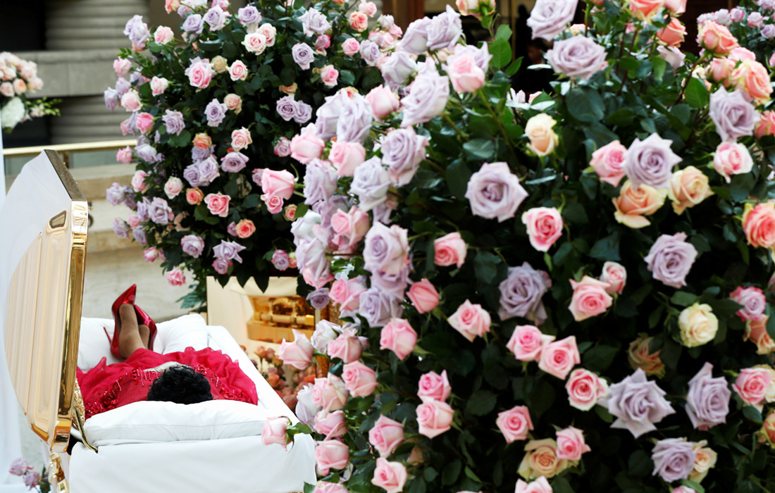 28 августа позолоченный гроб с телом легендарной певицы Ареты Франклин установили в Музее истории афроамериканцев Чарльза Райта в Детройте, чтобы поклонники могли попрощаться с артисткой. Американская певица скончалась 16 августа в возрасте 76 лет после продолжительной болезни.