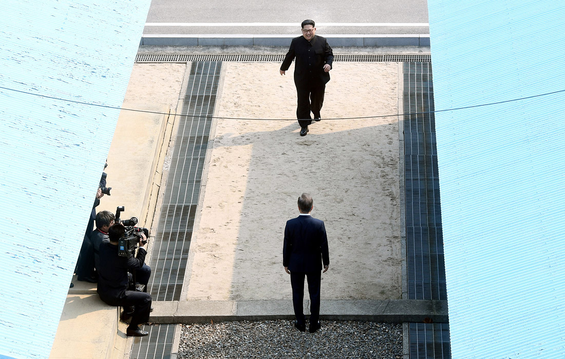 27 апреля на границе между КНДР и Южной Кореей состоялась историческая встреча Ким Чен Ына и Мун Чжэ Ина. Лидеры двух стран встретились и обменялись рукопожатиями на демаркационной линии в пограничной деревне Пханмунджом. Мун Чжэ Ин стал первым в истории президентом Южной Кореи, ступившим на территорию КНДР.