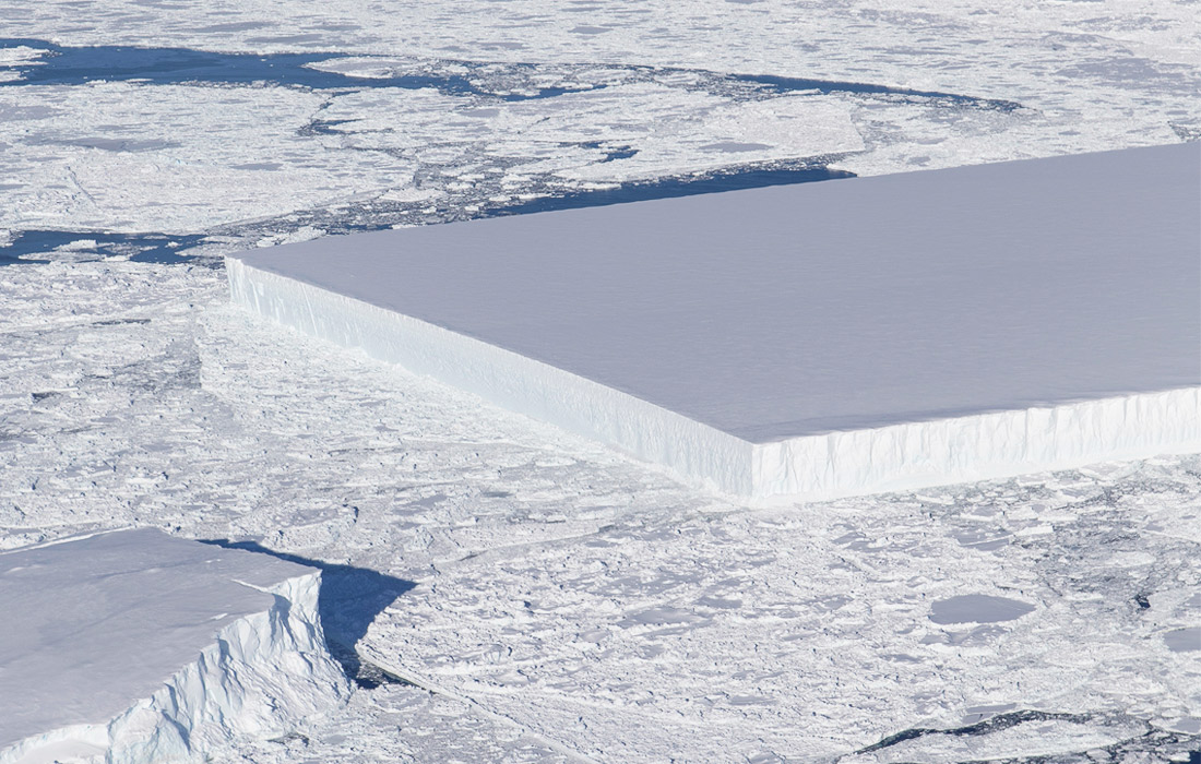 16 октября в объектив исследователей NASA попал айсберг в Антарктиде идеальной прямоугольной формы, который отделился  от шельфового ледника "Ларсен С"  у побережья Антарктического полуострова