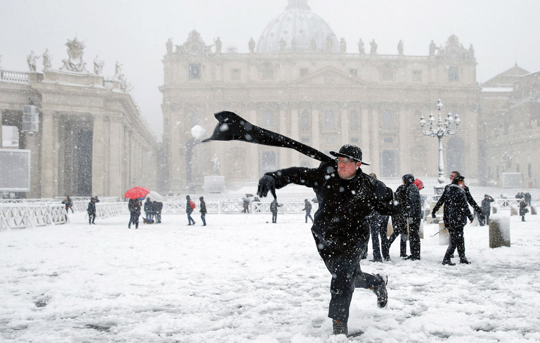 В ночь на 26 февраля в Риме впервые с 2012 года выпал снег. Аномально холодную для этих широт погоду принес сибирский антициклон, прозванный "Зверем с востока". В итальянской столице власти объявили о закрытии школ и детских садов. Из-за снегопада было значительно затруднено движение на дорогах. На помощь коммунальным службам города были призваны военные.