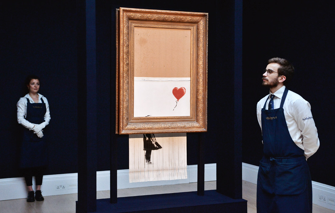 12 октября. Самоуничтожившуюся на аукционе Sotheby's картину Бэнкси "Девочка с воздушным шаром" продали под новым названием "Любовь в мусорной корзине" за $1,4 миллиона. Покупательница приняла решение не отказываться от изрезанного шредером произведения. 7 октября на аукционе Sotheby's картина отправилась в измельчитель сразу после объявления о продаже. В толстую раму был установлен шредер, который, по всей видимости, включил один из посетителей аукциона.