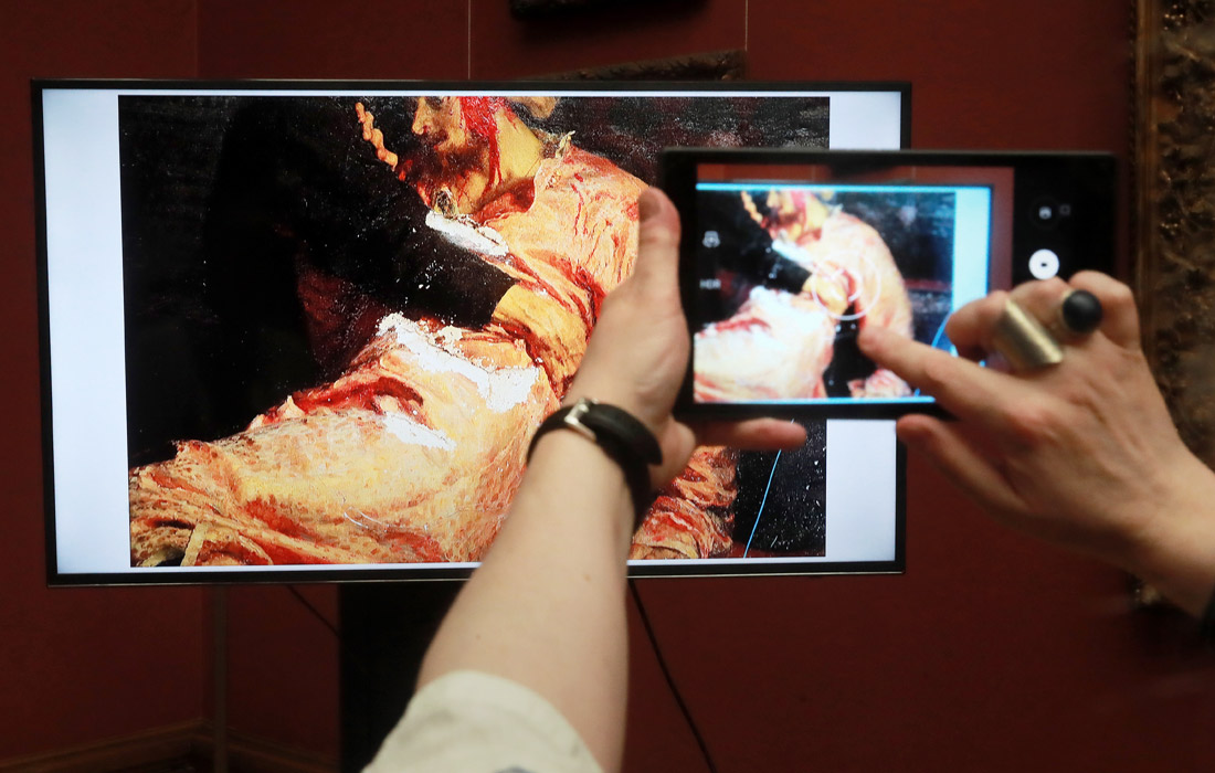 Вечером 25 мая в Третьяковской галерее в Москве один из посетителей металлическим столбиком ограждения повредил картину Ильи Репина "Иван Грозный и сын его Иван". Холст был прорван в трех местах в центральной части работы на фигуре царевича. Полиция задержала 37-летнего мужчину, повредившего полотно. Ущерб от его действий оценивается более чем в 500 тысяч рублей. После реставрации картину Ильи Репина будут выставлять в Третьяковской галерее в специальном бронированном стеклянном кейсе.