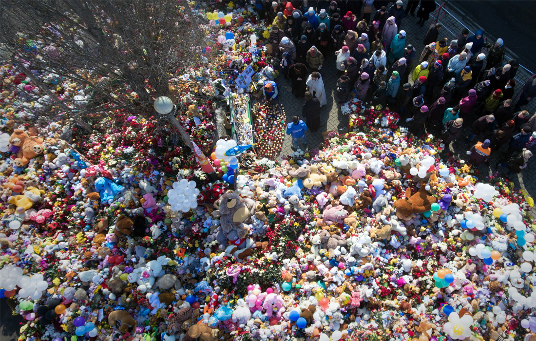 29 марта. Стихийный мемориал у торгового центра "Зимняя вишня", устроенный в память о жертвах трагедии в Кемерове. Днем 25 марта в торговом центре "Зимняя вишня" в центре Кемерова произошел пожар. Возгорание возникло на верхнем этаже, где находились кинозалы. Жертвами пожара стали 60 человек, в том числе 37 детей. В рамках расследования дела о пожаре в "Зимней вишне" были арестованы 12 обвиняемых. В их числе руководство ТРЦ и компании-собственника здания, госслужащие, а также сотрудники МЧС.