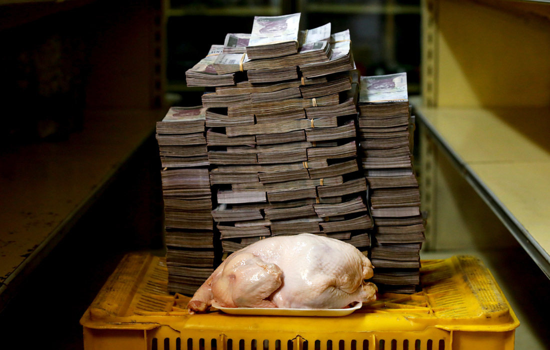 16 августа. Курица и ее денежный эквивалент в 14 600 000 боливаров на мини-маркете в Каракасе. В последние годы Венесуэла переживает огромную инфляцию, вызванную экономическим кризисом и американскими санкциями. В стране наблюдаются перебои с поставками энергии, дефицит товаров первой необходимости и сильный рост цен. В июле потребительские цены в стране выросли на 26% по сравнению с предыдущим месяцем и на 1501% в годовом выражении.