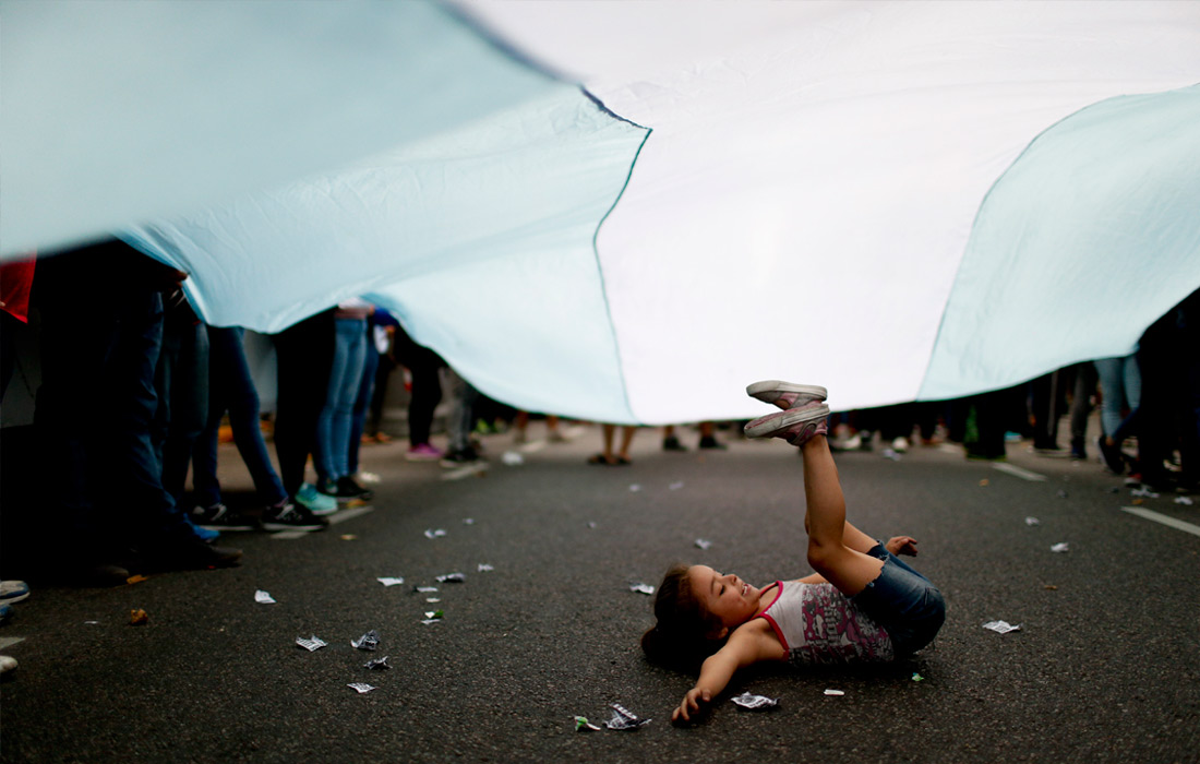 Во время акции протеста против повышения платы за коммунальные услуги в Буэнос-Айресе, Аргентина