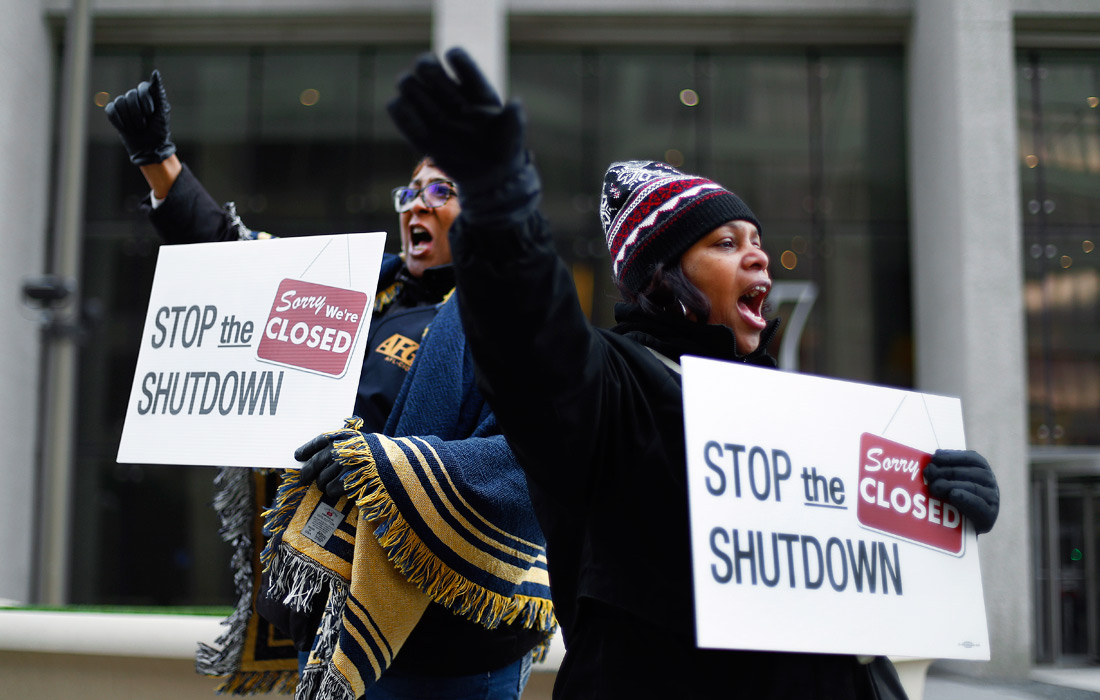 Акция протеста госслужащих в Детройте. Демонстранты выступают против "шатдауна" - частичной приостановки работы правительства из-за невозможности согласовать бюджет в конгрессе. Порядка 800 тыс. государственных служащих, отправлены в отпуск без сохранения заработной платы.